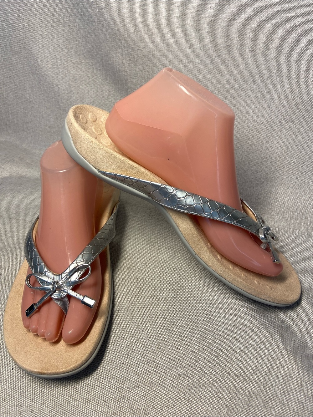 Vionic Silver Bow Thong Sandals with Metallic Straps. Size 11. New